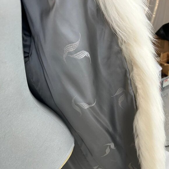 Norwegian fox with white fox tuxedo + insert sleeve, size XL, was 4995/now 1295$ - Picture 4 of 4